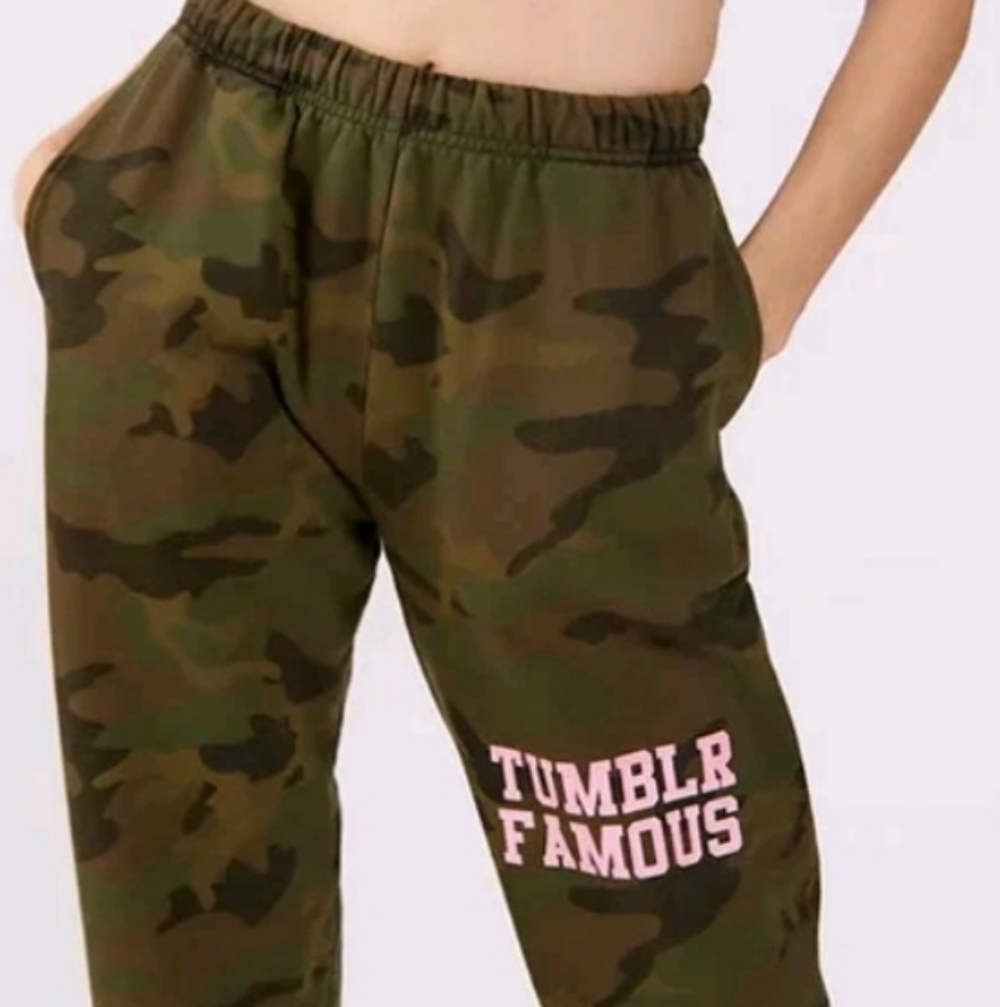 Mayfair Group UO Camo Joggers and Pink Trim Crop Top Set Size S/M NWT $108 &$68 - Picture 2 of 10